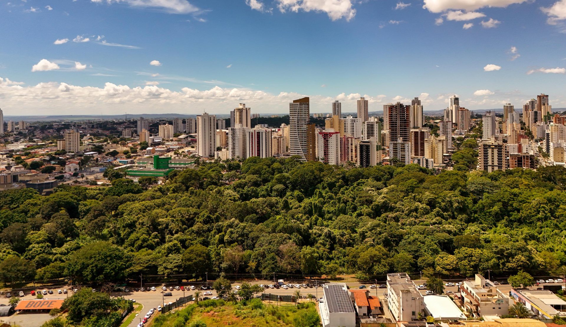 Vista aérea real do Parque Areião e do skyline de Goiânia